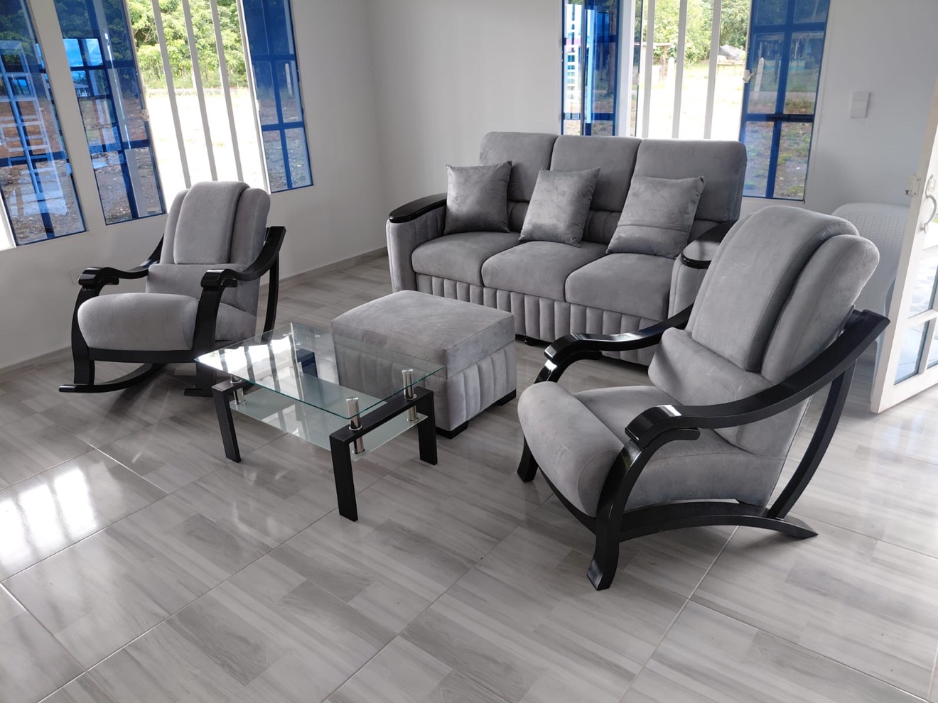 Entrega real de sala gris con mecedoras a un cliente de Elegant House, vista 1 de 2