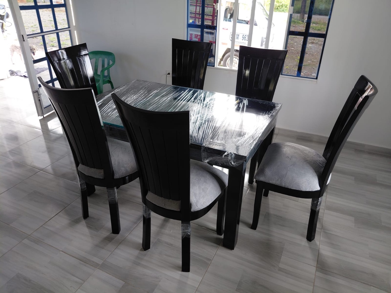 Entrega real de comedor negro de seis puestos a un cliente de Elegant House