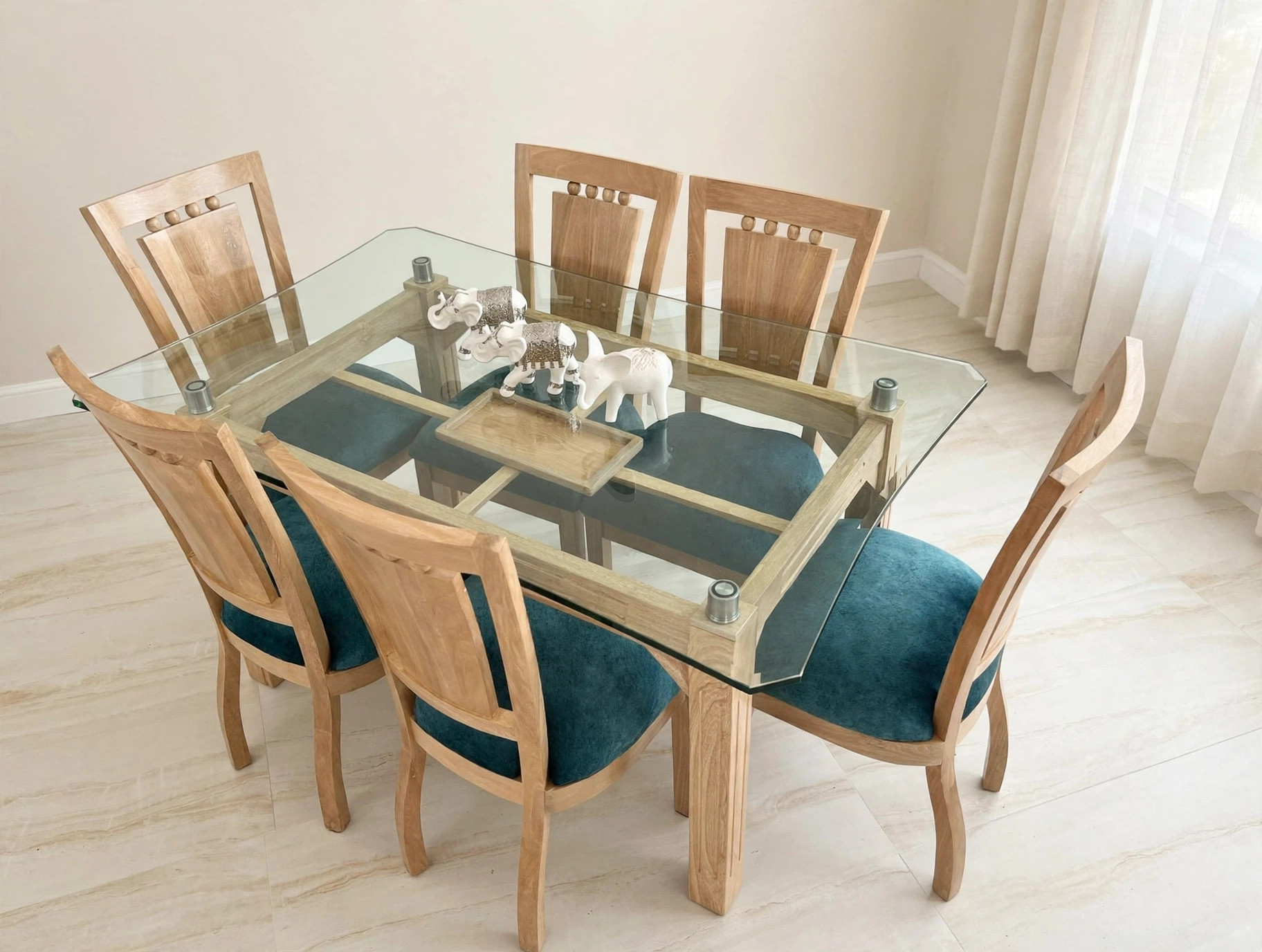 Comedor de madera clara con sillas verde teal