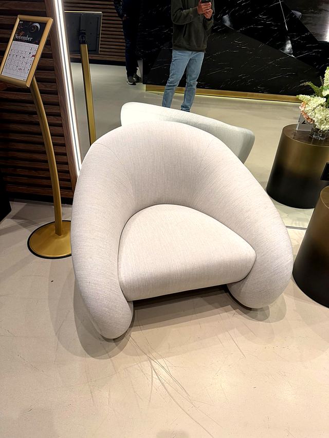 Diseño de referencia 14: Poltrona blanca curva