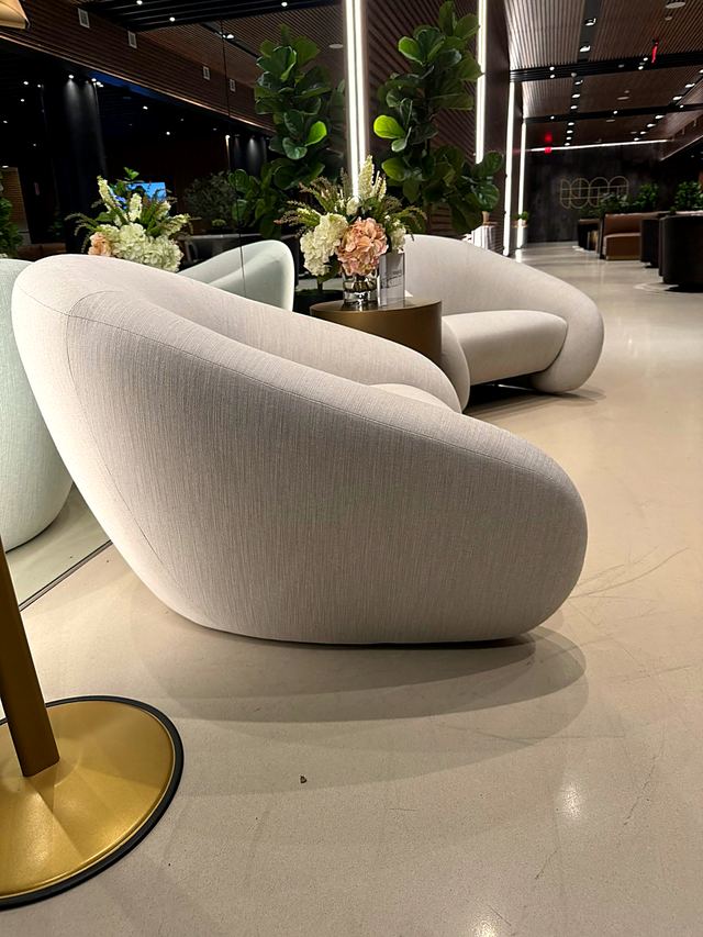 Diseño de referencia 15: Poltrona blanca curva (vista 2)