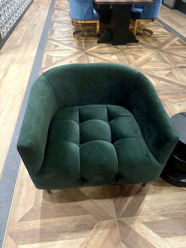 Diseño de referencia 19: Poltrona verde de terciopelo