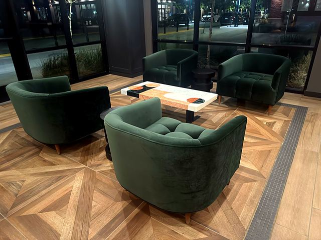 Diseño de referencia 20: Set de poltronas verdes con mesa de piedra